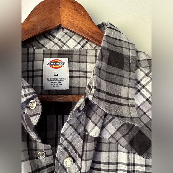 Men’s Dickies Button-Up - Picture 3 of 3